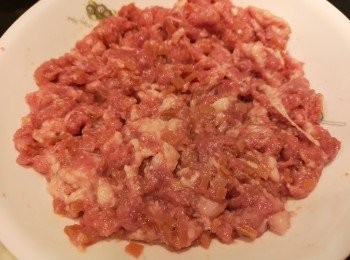 step8: 肉餅鋪在深碟上，豬肉可打鬆鋪平或用筷子直插孔位。蒸出來肉質不會太硬太迫。