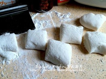 step10: 逐少加入油再搓成圓球 , 麵糰搓成長條型 , 平均切出小麵糰