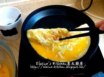 step10: 見蛋液開始半凝固狀態 , 用筷子或鏟輕輕將蛋向內捲