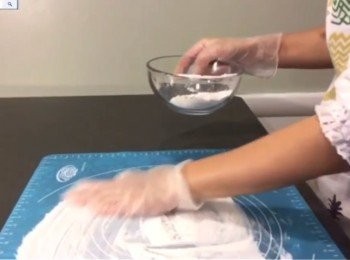 step23: 枱面灑上 已炒的糯米粉