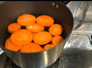 step4: 大火煲水，未水滾先放紅蘿蔔。
