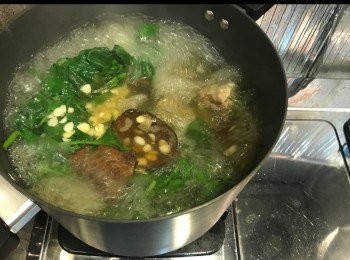 step5: 水滾後，放入所有<span class="group_1">材料</span>。