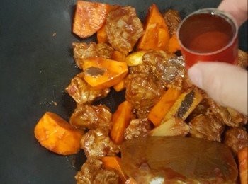 step5: 炒香牛腩後灒酒炒勻