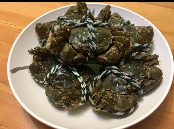 step1: 每年到十月，一定去九龍城X仔記買大閘蟹回家蒸來食^^（就買四兩$60隻）
～用暖水以牙刷清洗大閘蟹