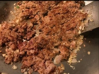 step4: 用同一隻鑊，下少許油，中火炒豆角，中間蓋上蓋子，讓豆角焗出水份，如不夠水，可加少許，炒至軟身（炒焗共約5分鐘）
加豬肉碎和指天椒粒翻炒幾下（辣度可自行調較），熄火，加花椒油，拌勻，上碟，加蔥花裝飾即成。