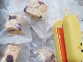 step7: 1.全程一定要用細火，【天氣凍的時候，要快手混合】
2.一定要用加拿餅，口感好食好多
3.如整綠茶味，可以5-7克綠茶粉代替奶粉
4.如整朱古力味，可以用10-15克無糖可可以粉代替奶粉
5.請用不粘鑊煮
6.紅莓乾也可以用果仁或其他果乾代替