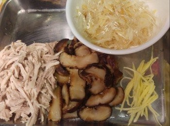 step3: 準備所需材料，瘦肉撕成絲，冬菇切薄片，薑切成絲，碗仔翅定乾水備用。