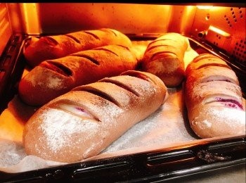 step8: 放入焗爐中層, 以180度焗15分鐘至麵包熟透後便完成