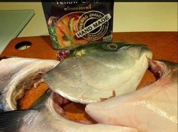 step1: 油甘魚頭 1個，油甘魚鮫 1份(2個)