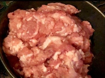 step2: 150g豬絞肉。