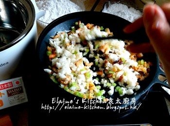 step4: 加入沙葛粒拌炒數分鐘 , 加入豬肉碎炒至轉色