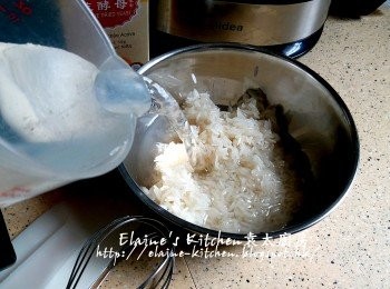 step1: 白米用水沖洗乾淨瀝乾水份 , 加1杯水份量浸過面靜待一晚