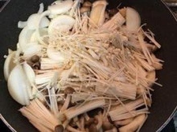step6: 下金針菇和洋蔥，並用鹽、黑胡椒粉、香菇精ㄧ起拌炒，