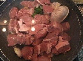 step3: 將辛香料和滷包放入大鍋内，放入牛肉加滿水，開大火煮滾；