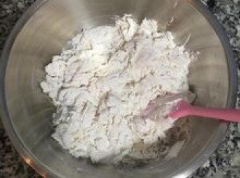 step2: 倒入溫水後，再加入少許沙拉油，接著用攪拌棒拌勻到看不到水份；