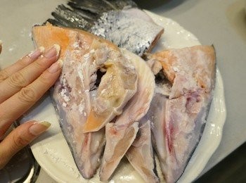 step1: 三文魚頭先洗淨, 然後撲點生粉
