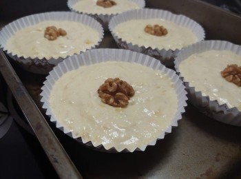 step8: 入杯 (7-8分滿便可) , 再放上合桃裝飾;