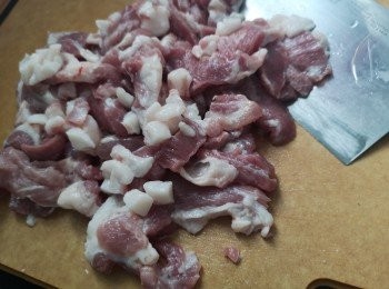 step5: 肥豬肉先切粒，再分佈在其他瘦肉位置。