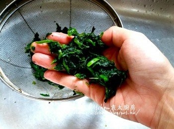 step8: 盛起稍為放涼後切碎 , 再用手渣乾水份