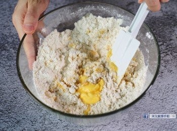 step3: 加入麵粉、杏仁粉、泡打粉和室温牛油，搓成麵團(如麵團偏乾，可逐少加入牛奶拌勻)。