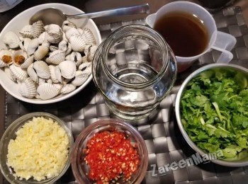 step3: 準備玻璃樽，生蒜茸，指天椒碎，及芫荽。