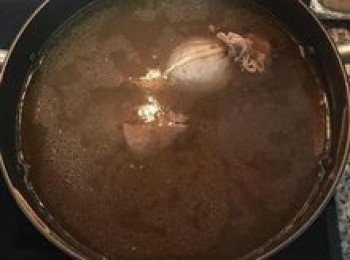 step8: 滷包略微沖洗後放回高湯中；蒜頭、薑和蔥可以濾掉不用；高湯量不夠時可以加水到高過牛肉。