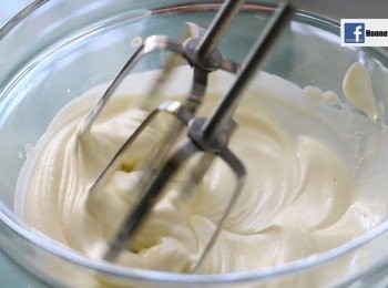 step4: 用打蛋器將淡忌廉打至企身