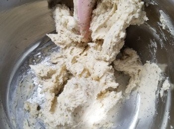 step2: 加鹽，茶包，
再分次加入蛋白打勻，
最後加入低粉拌勻