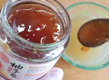 step1: 先將<span class="group_2">草莓柚子果凍</span>材料攪拌後，