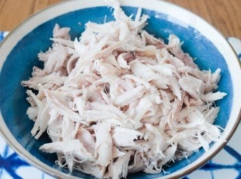 step1: 將雞肉蒸熟，然後用手撕雞肉