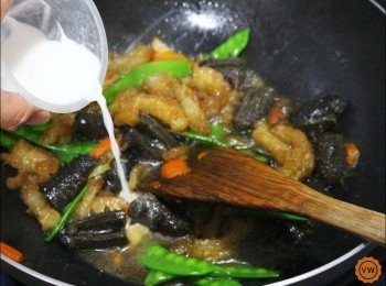 step6: 最後起鍋前再倒入適量的糯米粉水勾芡後即可起鍋。