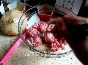 step1: 豬肉碎放入大碗內 , 加入雞粉及<span class="group_2">醃料</span>拌勻靜待30分鐘