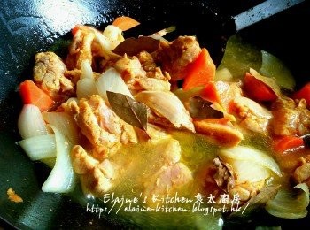 step11: 再加入香葉 , 水及上湯拌勻用中火煮滾 , 蓋上蓋轉慢火煮15分鐘