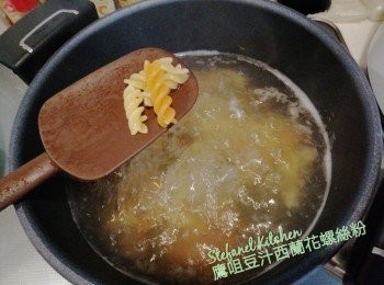 step5: 準備一煲熱水，滾後繼續開大火，加入鹽及螺絲粉攪一圈，不要蓋上蓋，直至螺絲粉熟後，試一條是否自己喜歡的口感，假如合適便倒走所有水份。