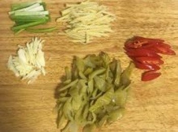 step3: 蒸煮大腸時可先將配料切好，蒜拍扁去皮切片、薑切絲、蔥切段、辣椒去籽斜切；酸菜切片；
