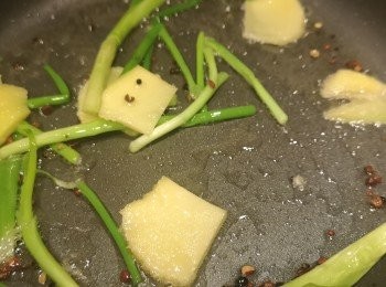 step3: 用油爆香蔥油A材料。