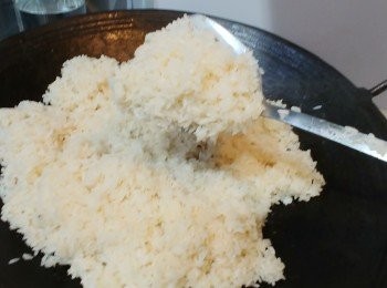 step13: 重複3-4次以上步驟後, 見到糯米飯變成一舊舊就可以試下熟未