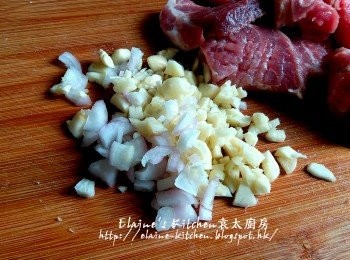 step2: 蒜頭 , 乾蔥頭分別去衣後切粒