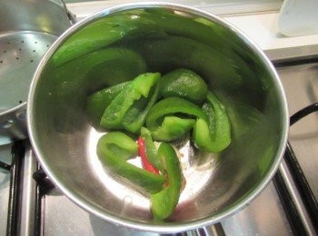 step3: 取小鍋子,放入蒜碎,辣椒,葫蘆吧粉,酒,味霖及鹽煮滾出香氣,放入步驟1拌勻.