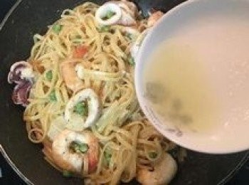 step11: 起鍋前延鍋邊倒入檸檬汁，拌勻後即可關火；