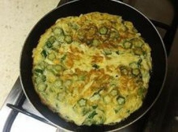 step9: 第二次翻面，蛋和秋葵都已全熟；便可出鍋上菜囉～