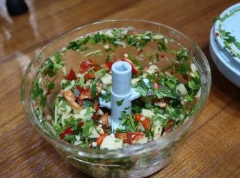 step4: 搭配的佐料切細碎或用攪碎器攪碎，
然後添入<span class="group_2">佐醬調味</span>拌勻備用