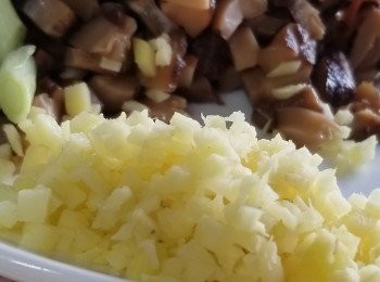 step1: 先用<span class="group_2">醃料</span>醃雞肉15分鐘。