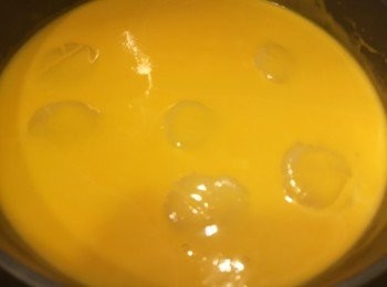 step6: （如果怕帶子有腥味，可預先用熱水汆一汆水。）再將帶子隔去水份，放入南瓜湯內煮熟。加上椰奶和鹽拌勻，最後撒上香草即成。