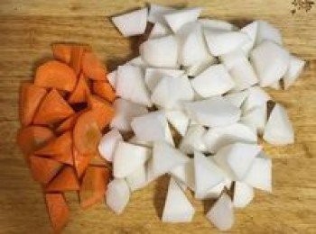 step5: 趁煮牛肉高湯時，可以把蘿蔔們切塊狀；