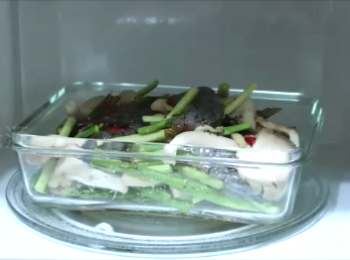 step4: 入微波爐，覆蓋上微波專用蓋，微波2~3分鐘，
完成取出拌勻即完成。