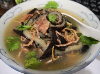 step1: 將雞湯放入薑片加入瘦肉煮滾