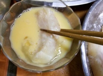 step4: 將1隻雞蛋打散後,再將魚柳沾滿蛋漿