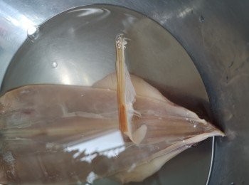 step2: 魷魚需去中間骨位。