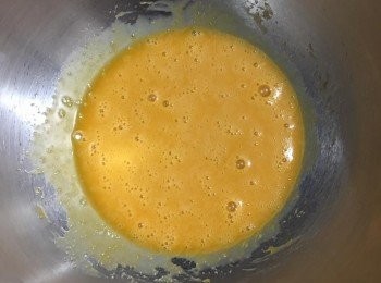 step4: 接著是蛋糕的部分，將蛋白、蛋黃分開，取5g糖與蛋黃攪打均勻（如圖）再將油與鮮奶、過篩低筋麵粉拌入成麵糊備用。